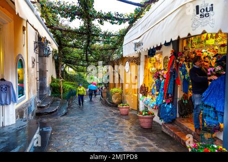 Eine charmante Straße mit Geschäften in Positano, Amalfiküste, Italien Stockfoto