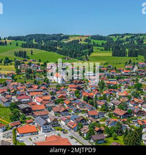 Die wunderschöne Natur rund um Wertach im bayerischen Allgaeu von oben Stockfoto