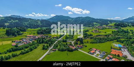 Die wunderschöne Natur rund um Wertach im bayerischen Allgaeu von oben Stockfoto