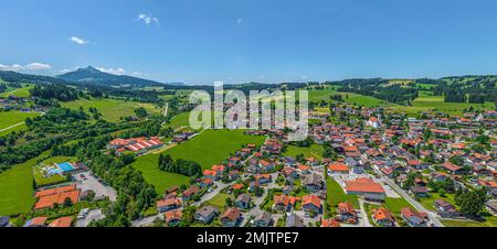 Die wunderschöne Natur rund um Wertach im bayerischen Allgaeu von oben Stockfoto