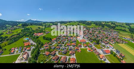 Die wunderschöne Natur rund um Wertach im bayerischen Allgaeu von oben Stockfoto