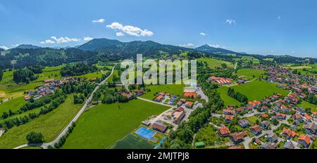 Die wunderschöne Natur rund um Wertach im bayerischen Allgaeu von oben Stockfoto