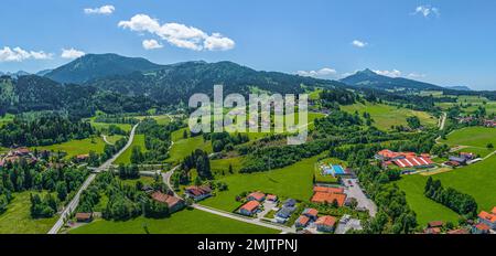 Die wunderschöne Natur rund um Wertach im bayerischen Allgaeu von oben Stockfoto