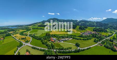 Die wunderschöne Natur rund um Wertach im bayerischen Allgaeu von oben Stockfoto