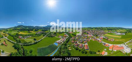 Die wunderschöne Natur rund um Wertach im bayerischen Allgaeu von oben Stockfoto