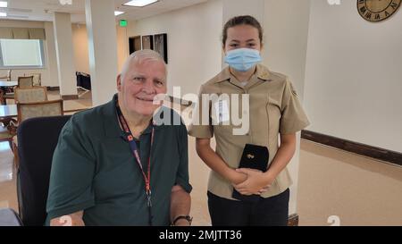 220901-N-LY580-1005 ALEXANDER CITY, Ala 1, 2022) Benjamin Russell High School Navy Junior Reserve Officers Training Corps Cadet Natalie Brown besucht Veteranen im Bill Nichols State Veterans Home. Stockfoto