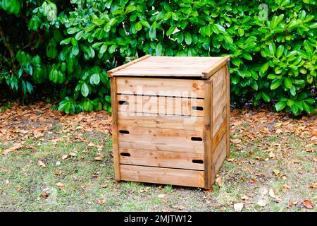 Kompostierbehälter aus Holz für den Garten aus organischem Kompostier Stockfoto