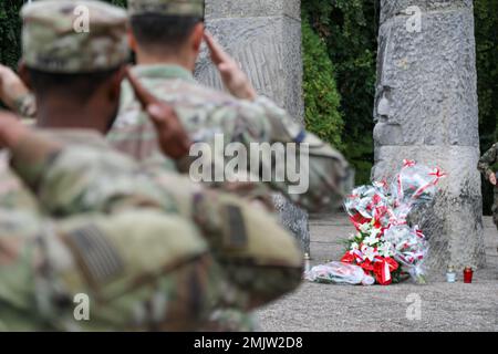 Soldaten, die dem Kavallerie-Regiment 1-12 zugewiesen wurden, 3. Panzerbrigade Combat Team, 1. Kavallerie-Division, nahmen an einer Zeremonie des Gedenkkranzes für den Zweiten Weltkrieg auf dem Friedhof Drawsko Pomorskie in Drawsko Pomorskie, Polen, am 1. September 2022 teil. Die Teilnahme an Veranstaltungen wie diesen fördert die Partnerschaft zwischen US-amerikanischen und polnischen Streitkräften und der Zivilbevölkerung. 1. Kavallerie-Division, 3ABCT, GREYWOLF, Polen, Zeremonie, Partnerschaft, Stockfoto