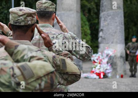 Soldaten, die dem Kavallerie-Regiment 1-12 zugewiesen wurden, 3. Panzerbrigade Combat Team, 1. Kavallerie-Division, nahmen an einer Zeremonie des Gedenkkranzes für den Zweiten Weltkrieg auf dem Friedhof Drawsko Pomorskie in Drawsko Pomorskie, Polen, am 1. September 2022 teil. Die Teilnahme an Veranstaltungen wie diesen fördert die Partnerschaft zwischen US-amerikanischen und polnischen Streitkräften und der Zivilbevölkerung. 1. Kavallerie-Division, 3ABCT, GREYWOLF, Polen, Zeremonie, Partnerschaft, Stockfoto