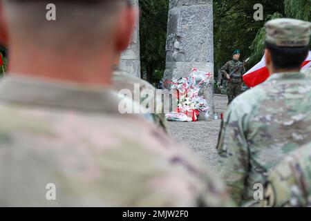 Soldaten, die dem Kavallerie-Regiment 1-12 zugewiesen wurden, 3. Panzerbrigade Combat Team, 1. Kavallerie-Division, nahmen an einer Zeremonie des Gedenkkranzes für den Zweiten Weltkrieg auf dem Friedhof Drawsko Pomorskie in Drawsko Pomorskie, Polen, am 1. September 2022 teil. Die Teilnahme an Veranstaltungen wie diesen fördert die Partnerschaft zwischen US-amerikanischen und polnischen Streitkräften und der Zivilbevölkerung. 1. Kavallerie-Division, 3ABCT, GREYWOLF, Polen, Zeremonie, Partnerschaft, Stockfoto
