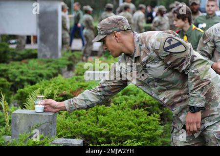 Soldaten, die dem Kavallerie-Regiment 1-12 zugewiesen wurden, 3. Panzerbrigade Combat Team, 1. Kavallerie-Division, nahmen an einer Zeremonie des Gedenkkranzes für den Zweiten Weltkrieg auf dem Friedhof Drawsko Pomorskie in Drawsko Pomorskie, Polen, am 1. September 2022 teil. Die Teilnahme an Veranstaltungen wie diesen fördert die Partnerschaft zwischen US-amerikanischen und polnischen Streitkräften und der Zivilbevölkerung. 1. Kavallerie-Division, 3ABCT, GREYWOLF, Polen, Zeremonie, Partnerschaft, Stockfoto