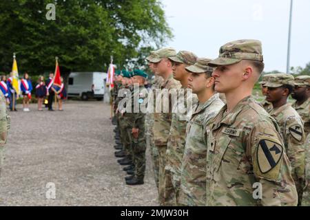 Soldaten, die dem Kavallerie-Regiment 1-12 zugewiesen wurden, 3. Panzerbrigade Combat Team, 1. Kavallerie-Division, nahmen an einer Zeremonie des Gedenkkranzes für den Zweiten Weltkrieg auf dem Friedhof Drawsko Pomorskie in Drawsko Pomorskie, Polen, am 1. September 2022 teil. Die Teilnahme an Veranstaltungen wie diesen fördert die Partnerschaft zwischen US-amerikanischen und polnischen Streitkräften und der Zivilbevölkerung. 1. Kavallerie-Division, 3ABCT, GREYWOLF, Polen, Zeremonie, Partnerschaft, Stockfoto