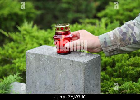 Soldaten, die dem Kavallerie-Regiment 1-12 zugewiesen wurden, 3. Panzerbrigade Combat Team, 1. Kavallerie-Division, nahmen an einer Zeremonie des Gedenkkranzes für den Zweiten Weltkrieg auf dem Friedhof Drawsko Pomorskie in Drawsko Pomorskie, Polen, am 1. September 2022 teil. Die Teilnahme an Veranstaltungen wie diesen fördert die Partnerschaft zwischen US-amerikanischen und polnischen Streitkräften und der Zivilbevölkerung. 1. Kavallerie-Division, 3ABCT, GREYWOLF, Polen, Zeremonie, Partnerschaft, Stockfoto