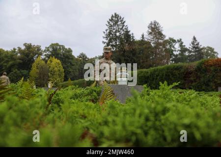 Soldaten, die dem Kavallerie-Regiment 1-12 zugewiesen wurden, 3. Panzerbrigade Combat Team, 1. Kavallerie-Division, nahmen an einer Zeremonie des Gedenkkranzes für den Zweiten Weltkrieg auf dem Friedhof Drawsko Pomorskie in Drawsko Pomorskie, Polen, am 1. September 2022 teil. Die Teilnahme an Veranstaltungen wie diesen fördert die Partnerschaft zwischen US-amerikanischen und polnischen Streitkräften und der Zivilbevölkerung. 1. Kavallerie-Division, 3ABCT, GREYWOLF, Polen, Zeremonie, Partnerschaft, Stockfoto