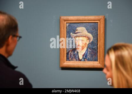 Amsterdam, Niederlande. Januar 2023. Besucher bewundern ein Selbstporträt von Vincent van Gogh. Hochwertiges Foto Stockfoto