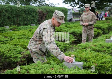 Soldaten, die dem Kavallerie-Regiment 1-12 zugewiesen wurden, 3. Panzerbrigade Combat Team, 1. Kavallerie-Division, nahmen an einer Zeremonie des Gedenkkranzes für den Zweiten Weltkrieg auf dem Friedhof Drawsko Pomorskie in Drawsko Pomorskie, Polen, am 1. September 2022 teil. Die Teilnahme an Veranstaltungen wie diesen fördert die Partnerschaft zwischen US-amerikanischen und polnischen Streitkräften und der Zivilbevölkerung. 1. Kavallerie-Division, 3ABCT, GREYWOLF, Polen, Zeremonie, Partnerschaft, Stockfoto
