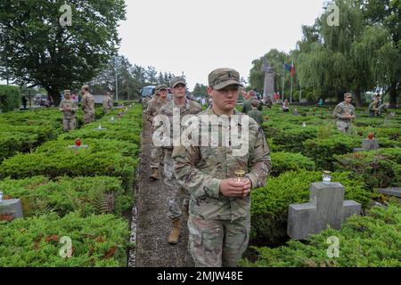 Soldaten, die dem Kavallerie-Regiment 1-12 zugewiesen wurden, 3. Panzerbrigade Combat Team, 1. Kavallerie-Division, nahmen an einer Zeremonie des Gedenkkranzes für den Zweiten Weltkrieg auf dem Friedhof Drawsko Pomorskie in Drawsko Pomorskie, Polen, am 1. September 2022 teil. Die Teilnahme an Veranstaltungen wie diesen fördert die Partnerschaft zwischen US-amerikanischen und polnischen Streitkräften und der Zivilbevölkerung. 1. Kavallerie-Division, 3ABCT, GREYWOLF, Polen, Zeremonie, Partnerschaft, Stockfoto