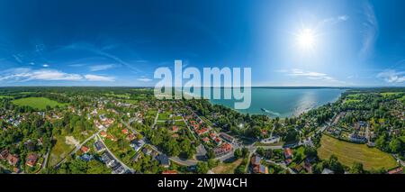 Das idyllische Dorf Riederau am Ammersee in Bayern von oben Stockfoto