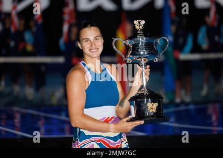 Melbourne, Australien. 28. Januar 2023. Der Australian Open Women's Champion 5. Samen ARYNA SABALENKA aus Belarus posieren mit der Trophäe, nachdem er 22. Samen ELENA RYBAKINA aus Kasachstan in der Rod Laver Arena am 13. Tag der Australian Open 2023 in Melbourne, Australien, besiegt hat. Sydney Low/Cal Sport Media/Alamy Live News Stockfoto