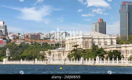 Dolmabahce-Palast, gelegen im Besiktas-Viertel von Istanbul, Türkei, an der europäischen Küste der Bosporusstraße, ehemals Hauptverwaltungszentrum des Osmanischen Reiches Stockfoto