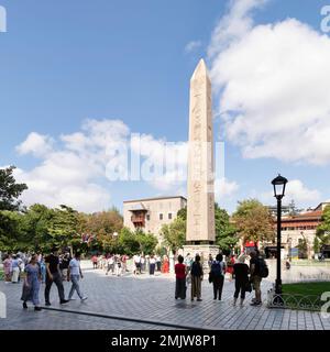 Istanbul, Türkei - 30 2022. August: Touristen besuchen den Obelisken von Theodosius, den alten ägyptischen Obelisken des Pharao Thutmose III., der im Hippodrom von Konstantinopel oder auf dem Sultanahmet-Platz errichtet wurde Stockfoto