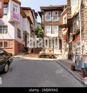 Istanbul, Türkei - 28. August 2022: Wunderschöne alte traditionelle Holz- und Steinhäuser und Steintreppen im alten Balat-Viertel an einem Sommertag Stockfoto