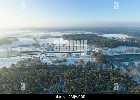 Luftaufnahme des Schiffshebewerks Eckermühlen auf dem Main-Donau-Kanal im Winter Stockfoto