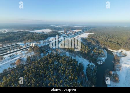 Luftaufnahme des Schiffshebewerks Eckermühlen auf dem Main-Donau-Kanal im Winter Stockfoto