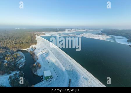 Blick auf die winterliche Landschaft rund um den Rothsee in Mittelfrankreich bei Heuberg Stockfoto