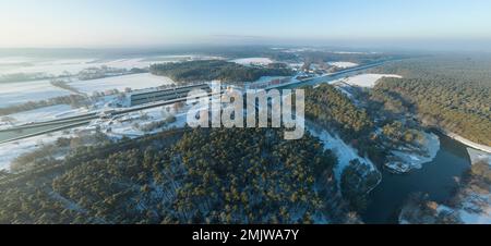 Luftaufnahme des Schiffshebewerks Eckermühlen auf dem Main-Donau-Kanal im Winter Stockfoto