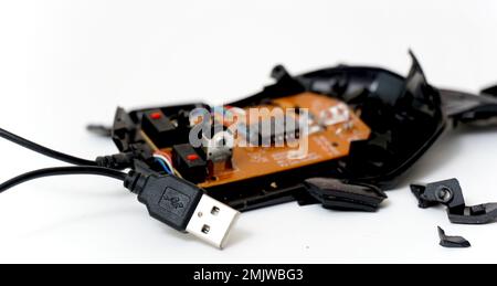 Black Out of Order – zerlegte Computermaus auf weißem Hintergrund mit Fokus auf usb Stockfoto