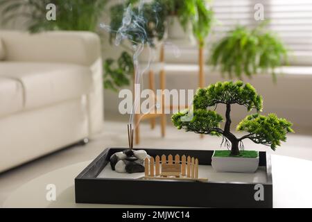 Weihrauch und Bonsai Baum auf Tisch Stockfotografie - Alamy