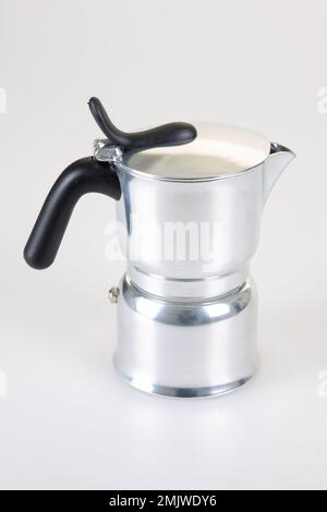 Herdplatte, italienische Kaffeemaschine, silbergrau auf weißem Hintergrund Stockfoto