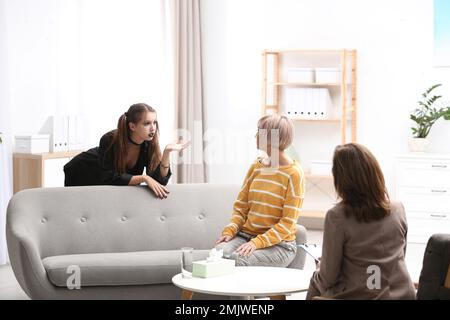 Psychotherapeutin, die mit einem Teenager-Grufti-Mädchen und ihrer Mutter im Büro arbeitet Stockfoto