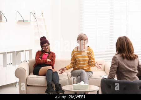 Frau, die sich über eine schwierige Tochter in der Psychotherapieabteilung beschwert Stockfoto