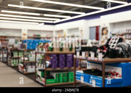 Verschwommene Sicht auf verschiedene Produkte im Einkaufszentrum Stockfoto