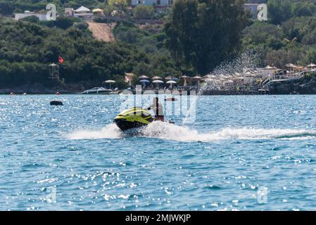 Ksamil, Albanien - 13. September 2021: . Junger Mann auf Jet-Ski (Wasserroller) im Ionischen Meer in Ksamil, Urlaubskonzept. Stockfoto