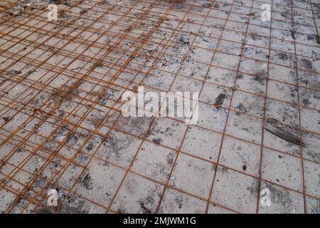 Fußbodenbau auf der Baustelle im Wohnungsbau mit Hohlkernplatten aus Beton mit zerkleinerten Steinen und Eisenrohstoffen Stockfoto