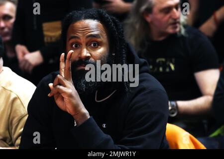 Belgrad, Serbien, 27. Januar 2023. Ein ehemaliger französischer Basketballspieler Ronny Turiaf reagiert während des EuroLeague-Spiels der Turkish Airlines 2022/2023 zwischen Crvena Zvezda mts Belgrade gegen Partizan Mozzart Bet Belgrade in der Aleksandar Nikolic Hall in Belgrad, Serbien. 27. Januar 2023. Kredit: Nikola Krstic/Alamy Stockfoto