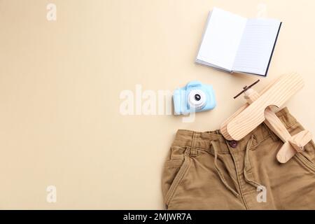 Flach liegend mit Spielzeugkamera des kleinen Fotografen auf beigefarbenem Hintergrund. Platz für Text Stockfoto