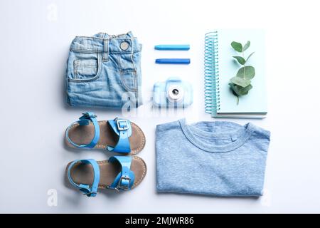 Flach liegend mit Spielzeugkamera des kleinen Fotografen auf weißem Hintergrund Stockfoto