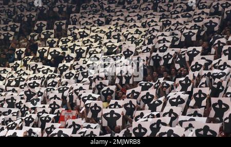 Belgrad, Serbien, 27. Januar 2023. Die Choreographie der Fans von Crvena Zvezda mts Belgrad während des EuroLeague-Spiels der Turkish Airlines 2022/2023 zwischen Crvena Zvezda mts Belgrad gegen Partizan Mozzart Bet Belgrad in der Aleksandar Nikolic Hall in Belgrad, Serbien. 27. Januar 2023. Kredit: Nikola Krstic/Alamy Stockfoto