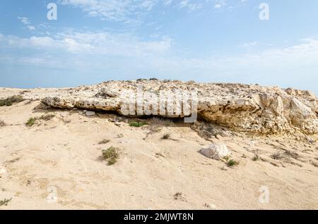 Kalksteinhügel auf Purple Island bei Al Khor in Katar Stockfoto