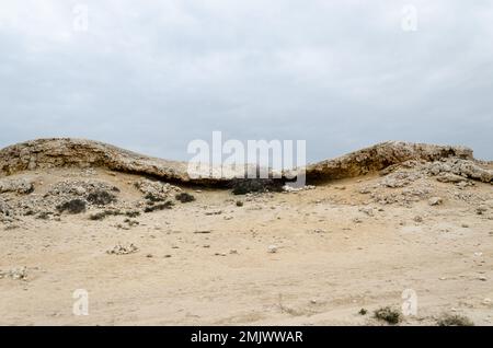 Kalksteinhügel auf Purple Island bei Al Khor in Katar Stockfoto