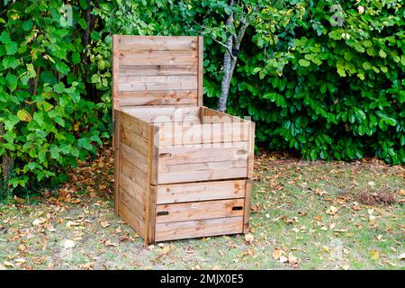 Holzkompostbehälter im Heimgarten zum Recycling von organischem Material Stockfoto