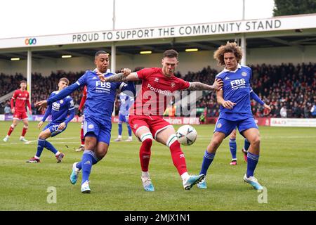 Walsalls Joseph Low (Centre) kämpft um den Ball mit Leicester Citys Wout Faes (rechts) und Youri Tielemans während des vierten Spiels des Emirates FA Cup im Poundland Bescot Stadium, Walsall. Foto: Samstag, 28. Januar 2023. Stockfoto