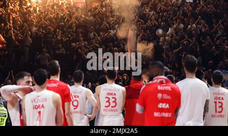 Belgrad, Serbien, 27. Januar 2023. Die Spieler von Crvena Zvezda mts Belgrad beobachten ihre Fans, während sie beim EuroLeague-Spiel der Turkish Airlines 2022/2023 zwischen Crvena Zvezda mts Belgrad gegen Partizan Mozzart Bet Belgrad in der Aleksandar Nikolic Hall in Belgrad, Serbien, jubeln. 27. Januar 2023. Kredit: Nikola Krstic/Alamy Stockfoto