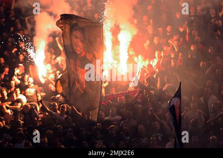 Belgrad, Serbien, 27. Januar 2023. Die Fans von Crvena Zvezda mts Belgrad jubeln beim EuroLeague-Spiel der Turkish Airlines 2022/2023 zwischen Crvena Zvezda mts Belgrad gegen Partizan Mozzart Bet Belgrade in der Aleksandar Nikolic Hall in Belgrad, Serbien. 27. Januar 2023. Kredit: Nikola Krstic/Alamy Stockfoto