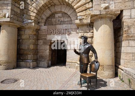 Pyatigorsk, Russland - 10. Mai 2022: Skulptur des berühmten literarischen Helden Ostap Bender am Eingang zum Tunnel des Sees Stockfoto