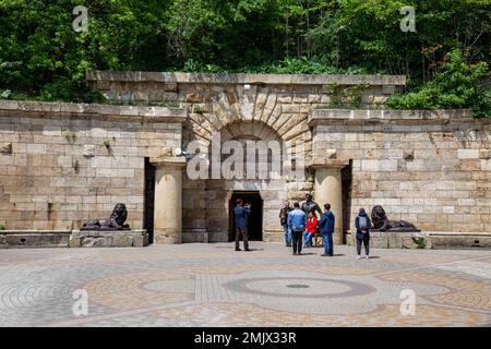 Pyatigorsk, Russland - 10. Mai 2022: Die Menschen machen Fotos neben der Skulptur des berühmten literarischen Helden Ostap Bender am Eingang zum Tunnel Stockfoto